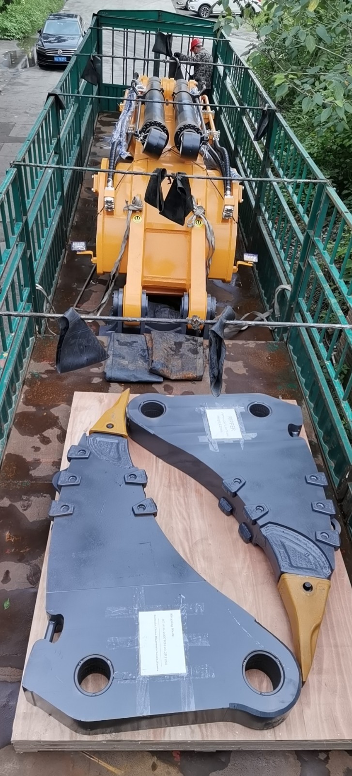 Hyundai R1250 Excavator Rock Ripper Arm and Boom was supplied to Overseas Market